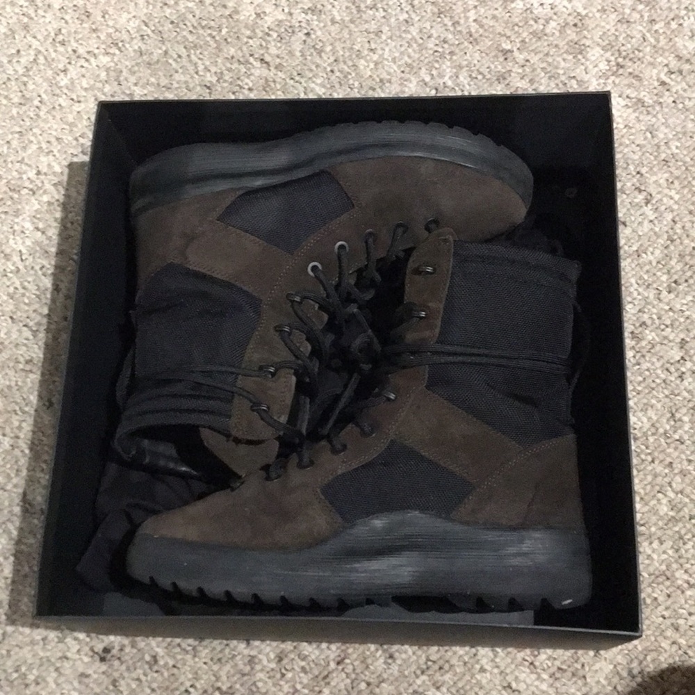 Yeezy military boots size 10